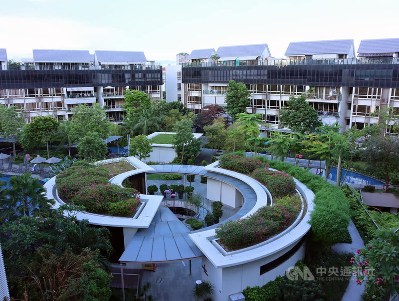 全球淨零排放方興未艾,新加坡碳交所成為東南亞主要碳交易平台,新加坡民間也共同努力進行綠化工程,圖為從空中鳥瞰私人住宅的綠化帶成果。中央社記者黃自強新加坡攝 113年7月5日