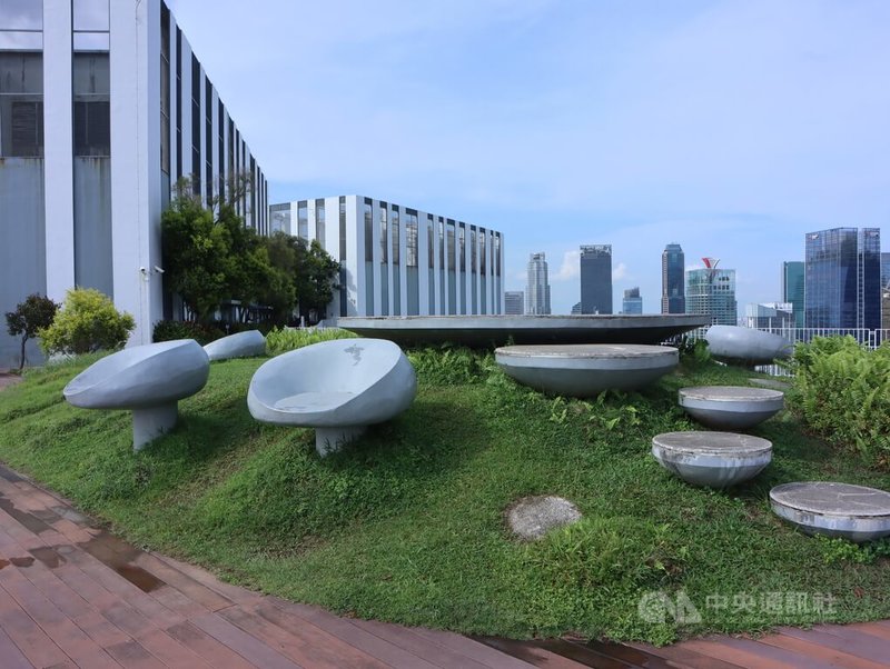 新加坡節能減碳拚淨零排放,圖為位於新加坡市中區的達士嶺組屋的空中花園。中央社記者黃自強新加坡攝 113年7月5日