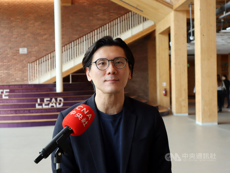 全球淨零排放方興未艾,新加坡碳交所成為東南亞主要碳交易平台,南洋理工大學學者羅啟鋒(圖)認為,碳交所主要目的之一是鼓勵本地企業減少碳排放,同時能吸引機構投資者到新加坡投資。中央社記者黃自強新加坡攝 113年7月5日
