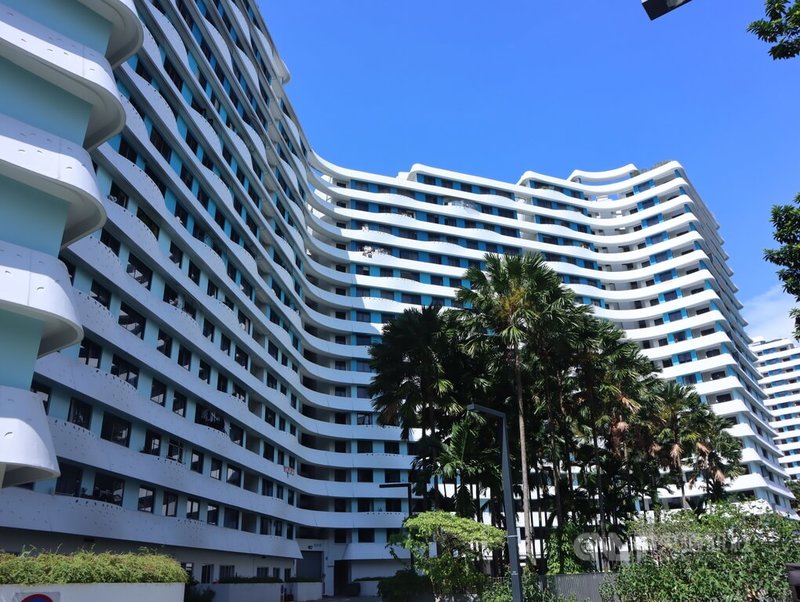 新加坡節能減碳拚淨零排放,圖為位於新加坡榜鵝的知名的榜鵝水濱台組屋,組屋區附近不僅濱臨水道,也有公適合運動的步道,更是知名的生態組屋。中央社記者黃自強新加坡攝 113年7月5日