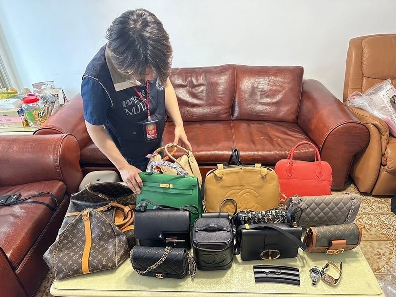 最高檢察署表示,為打擊綠能犯罪,新北、嘉義地檢署啟動第2波「靖平專案」。新北檢4日指揮法務部調查局搜索,於雲林縣議會議長黃凱住處查扣新台幣232萬元、名錶、名牌包等不法所得;檢察官複訊後向法院聲押禁見黃凱。(最高檢察署提供)中央社記者謝幸恩傳真 113年7月5日