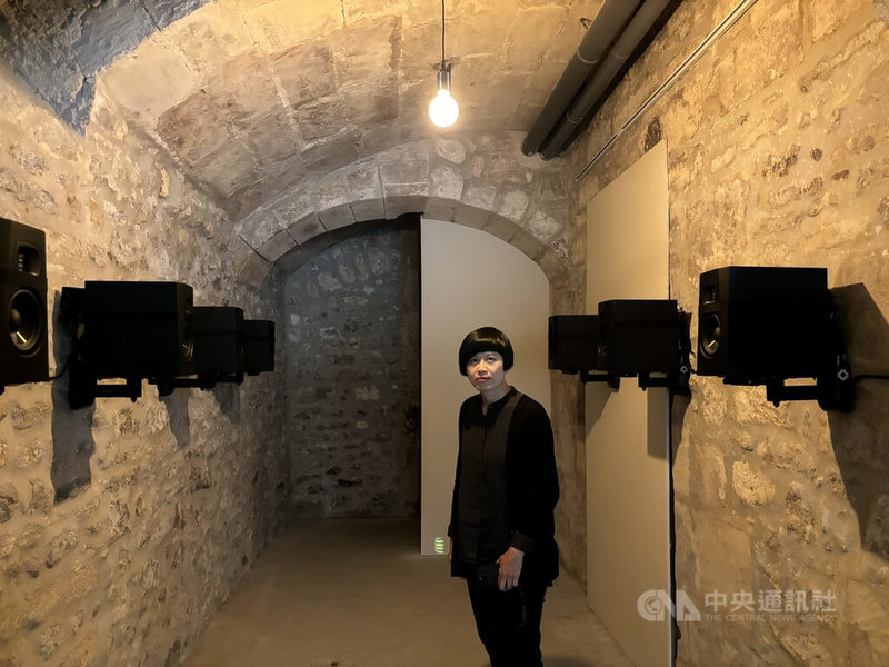 張君懿在亞爾國際攝影節上展示作品「謝芳珍」,展現了人的感性,所有聲音、認同彼此交疊,反映人們對於未來的不安,以及與他者連結的嚮往。中央社記者曾婷瑄亞爾攝 113年7月5日