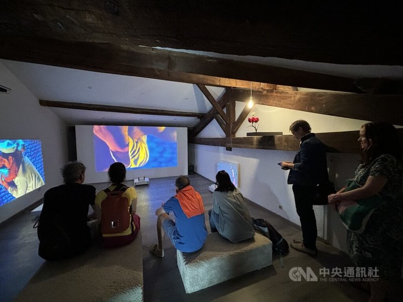 亞爾國際攝影節上,Manuel Rivera-Ortiz基金會邀請藝術家王俊傑參展,其作品「激情」(Passion)是三頻道錄像裝置,透過10多分鐘的影像,探討人的慾望、熱情、死亡,以及藝術的本質。中央社記者曾婷瑄亞爾攝 113年7月5日
