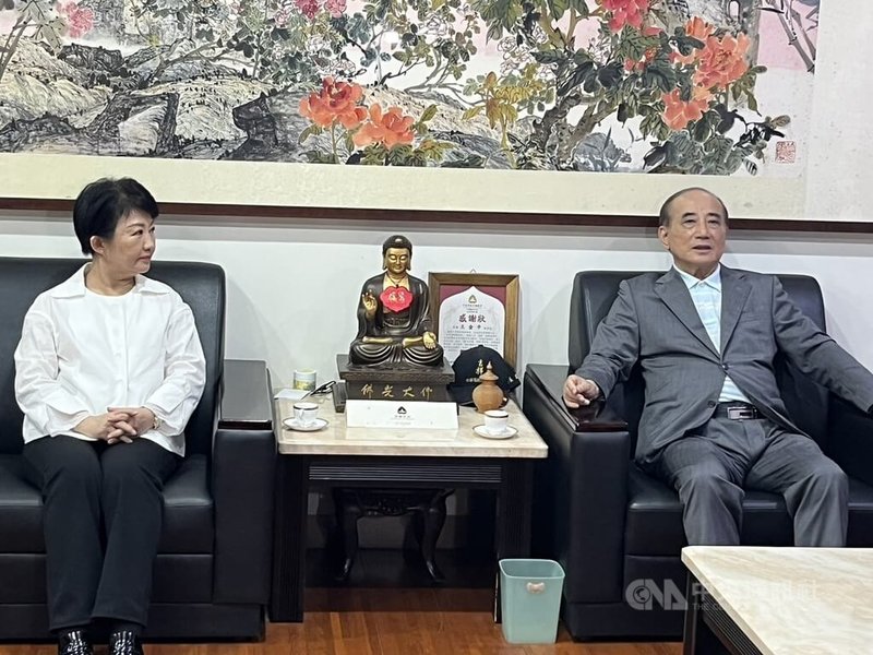 前立法院長王金平（右）5日晚間宴請台中市長盧秀燕（左），2人在餐敘前閒話家常，王金平笑著對盧秀燕說，「現在外面大家都在問你要選黨主席，還是要選總統？」表示如果她要選會支持。中央社記者林巧璉攝  113年7月5日