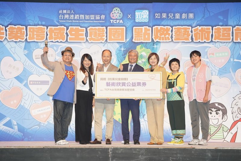 如果兒童劇團團長趙自強(左)5日宣布,劇團與台灣連鎖暨加盟協會(TCFA)跨界合作,推出新作「超時空總動員2」;趙自強說,「我們做兒童劇,就是想做出屬於這個時代台灣的本土故事,這樣才能夠讓全世界看見」。(如果兒童劇團提供)中央社記者葉冠吟傳真 113年7月5日