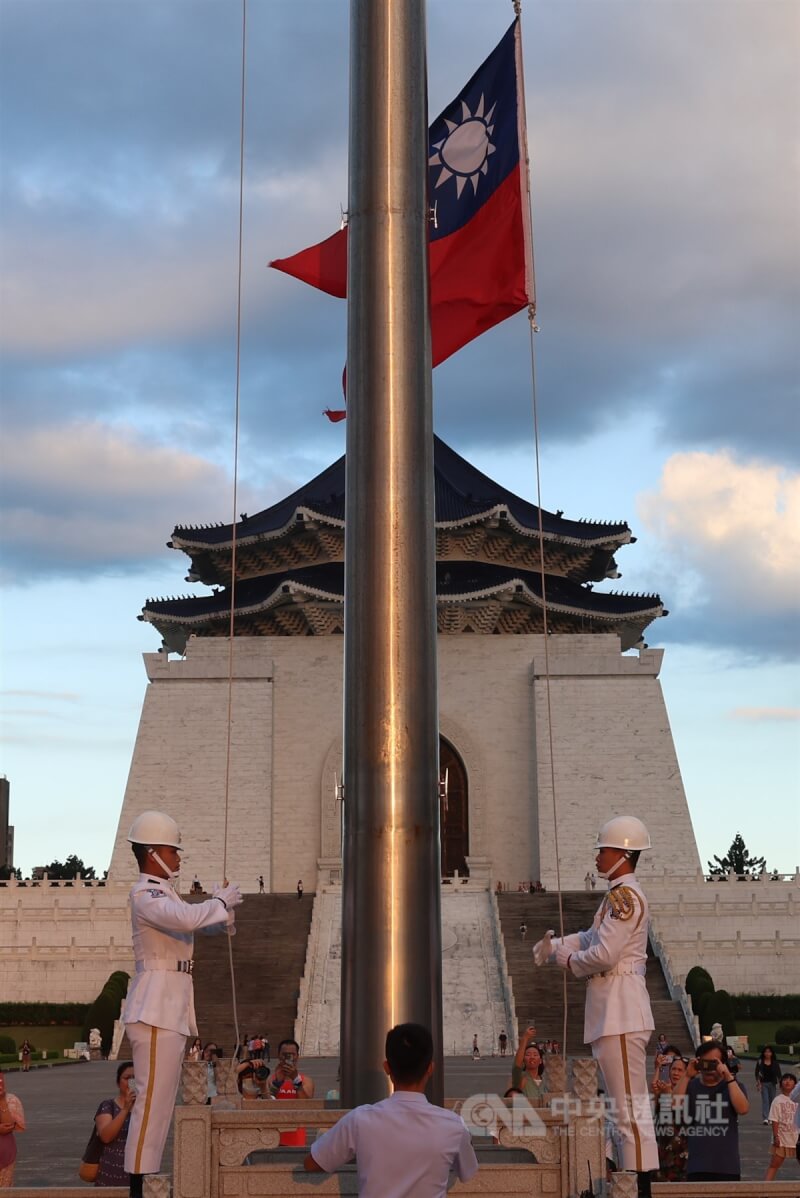 文化部長李遠日前針對中正紀念堂轉型問題表示,三軍儀隊撤離問題,目前尚未定案,他認為「舊歷史要翻頁,但不能遺忘」。圖為5日中正紀念堂廣場上,禮兵進行降旗儀式。中央社記者趙世勳攝 113年7月5日