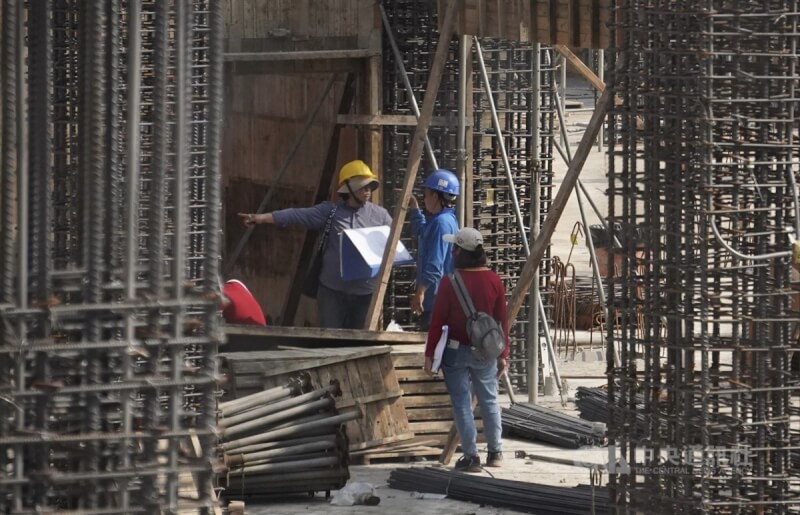 圖為高雄市鳳山區一處工地勞工作業環境。（中央社檔案照片）