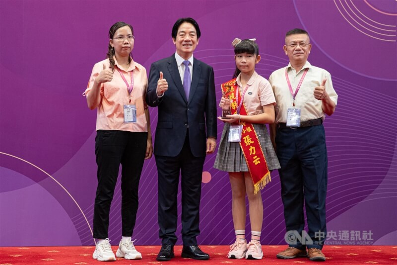 南投縣草屯鎮平林國小張力云(右2)獲2024總統教育獎,5日在師長陪同下到總統府領獎,從總統賴清德(左2)手中接下獎座。中央社記者鄭清元攝 113年7月5日