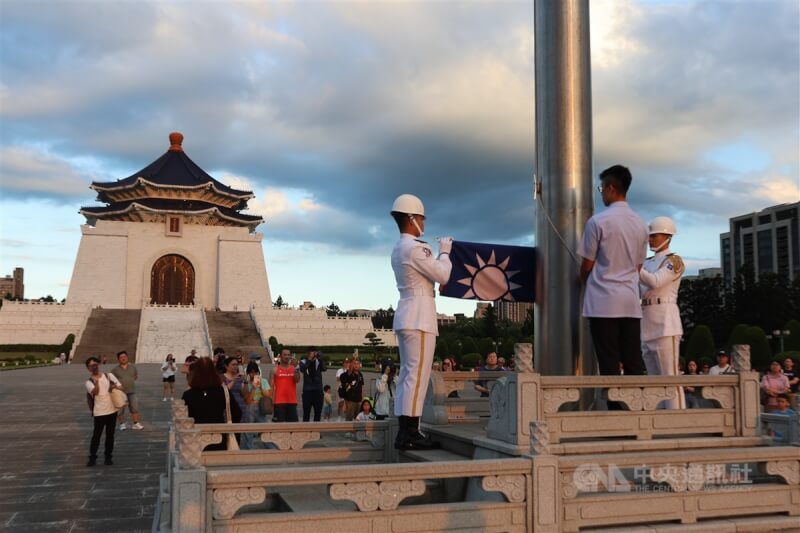針對中正紀念堂轉型方案,文化部提案三軍儀隊撤出堂體,未來改從勤務室走向民主大道進行勤務展示,結束後直接回到勤務室,不再站哨。圖為民眾5日下午聚集在中正紀念堂廣場,觀賞禮兵降旗儀式。中央社記者趙世勳攝 113年7月5日
