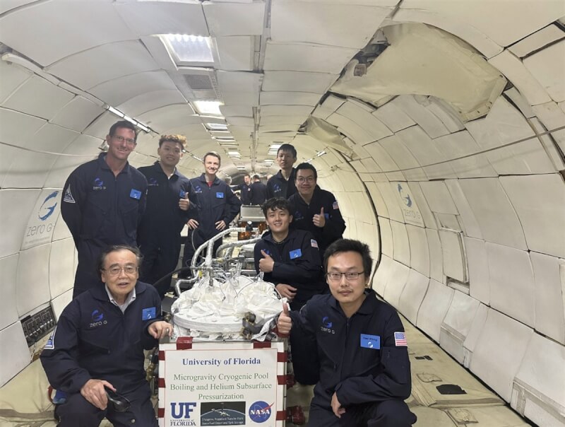 台裔美籍科學家莊念祖(左1)與學生們研究如何減少火箭燃料儲存與運送的耗損,利用飛機拋物線飛行創造的極短暫微重力時間做實驗。(莊念祖提供)中央社記者石秀娟華盛頓傳真 113年7月5日