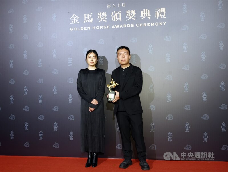 以2022年上海因疫情封城為背景的中國紀錄短片「備忘錄」去年獲得金馬獎最佳紀錄短片，圖為導演「窮山惡水電影小組」出席受獎。（中央社檔案照片）