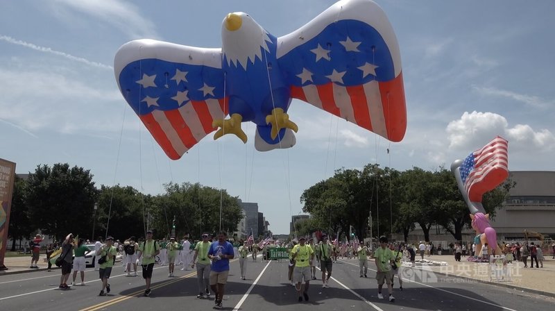 美國獨立紀念日遊行4日在華府盛大登場，華府老中青三代台美人20多年來不曾缺席，這次還有象徵獨立、自由的美國國鳥白頭鷹巨型氣球「伴飛」。中央社記者鍾佑貞華盛頓攝 113年7月5日