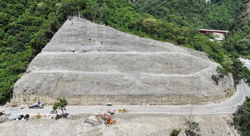 台8線中橫公路東段震後搶修,因邊坡穩定性低及搶修工程需要,採白天管制放行、夜間封閉,7月起增加1次放行,每天共4次放行時段。圖為台8線183.6k福德祠工區。(公路局提供)中央社記者張祈傳真 113年7月5日