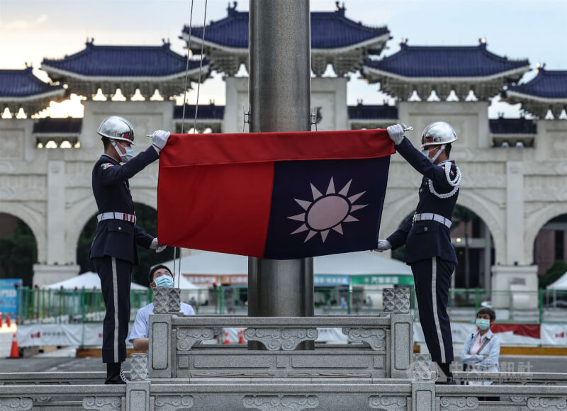 圖為中正紀念堂三軍儀隊禮兵進行降旗儀式。(中央社檔案照片)