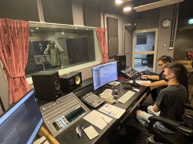 在新竹市成立的音樂品牌「彌聲Mixing Studio」平時會舉辦音樂培訓課程,協助有音樂夢的年輕人錄製專輯。(彌聲Mixing Studio提供)中央社記者魯鋼駿傳真 113年7月6日