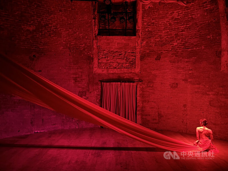 君舞蹈劇場作品「關於身體的書寫」在藝術節首日即於絲品劇院迎來滿座觀眾,創下台灣團隊在亞維儂的開票佳績。演出中畫龍點睛的紅絲綢,代表血流與臍帶,呈現女性安靜獨處的時光。中央社記者曾婷瑄亞維儂攝 113年7月6日