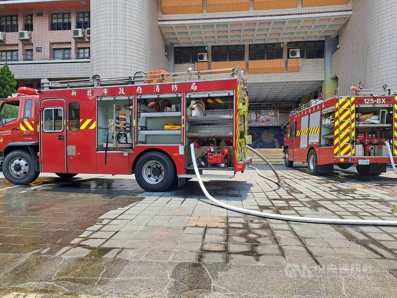 新北市鶯歌區建國國小4樓陶藝教室6日中午發生火警，警消獲報立即到場救援。（翻攝照片）中央社記者楊侃儒傳真  113年7月6日