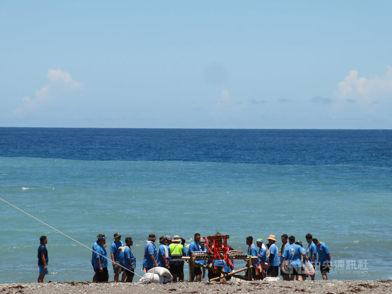 屏東縣牡丹鄉旭海村6日舉行「macaran旭海．海祭」，旭海村男性居民將水仙尊王請至岸邊，接著進行竹筏下水儀式，結束後將神像請回廟裡。中央社記者黃郁菁攝  113年7月6日