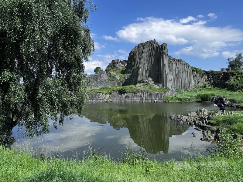 捷克Panská skála玄武岩群下有一座湖泊，岩石與樹影倒映湖中的美景，吸引遊客駐足拍攝。中央社記者劉郁葶利柏雷治州攝 113年7月6日