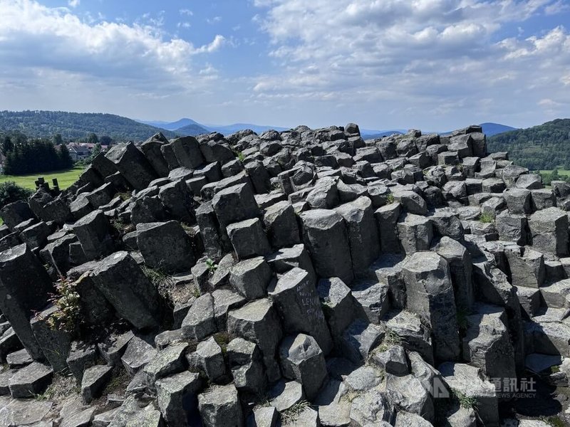 位於捷克的Panská skála因火山熔岩凝結形成獨特樣貌，在1933年被列為國家自然保護區。中央社記者劉郁葶利柏雷治州攝 113年7月6日