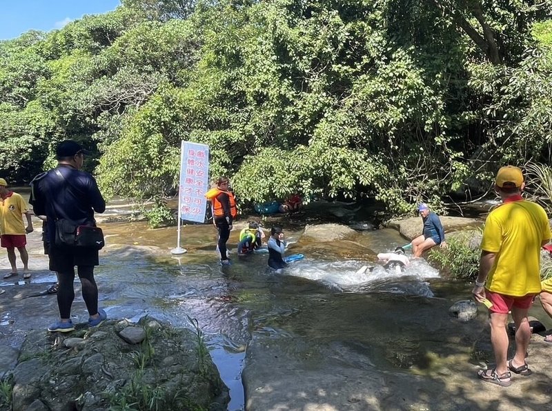 台北市消防局6日表示，士林區至善路附近楓林橋及碧溪橋下，是民眾暑假期間常前往戲水地點，已把雙溪水域列防溺重點區域，並請義消或民防團體在暑假期間例假日執行水域安全宣導及駐點警戒。（台北市消防局提供）中央社記者劉建邦傳真  113年7月6日