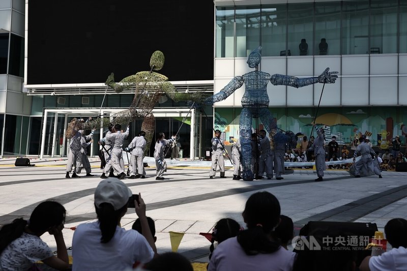 邁入第10年的「中國信託新舞臺藝術節」6日在南港中信園區登場，以無獨有偶工作室劇團「巨人來了–山海遇見偶」公益場揭序幕，2尊高達4.5公尺的巨偶在廣場上演出偶劇「山海共生」。中央社記者翁睿坤攝  113年7月6日