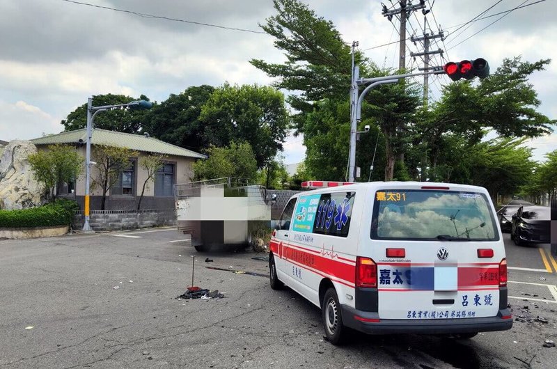 嘉義縣消防局嘉太分隊救護車6日前往新港鄉支援救護時，行經一處十字路口，1輛貨車疑沒有禮讓追撞，救護車上隊員及役男、貨車司機受傷送醫。（嘉義縣消防局提供）中央社記者黃國芳傳真  113年7月6日