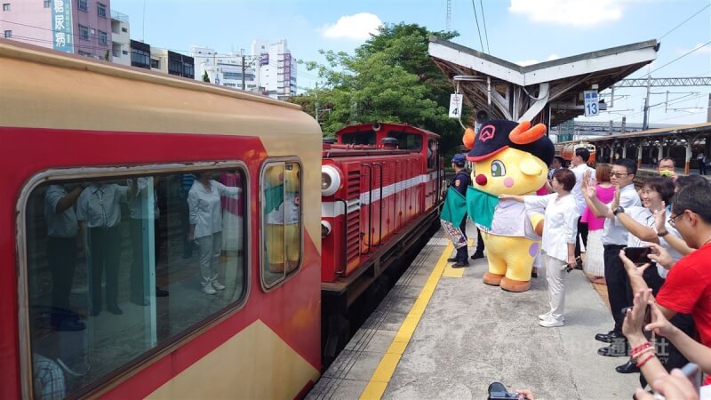 阿里山林業鐵路6日全線通車，再現百年風華，上午從嘉義發車開往阿里山的首班定期列車滿載85名乘客，林鐵吉祥物鐵鹿站長特別現身歡送，並贈送小禮物給搭車民眾。中央社記者蔡智明攝 113年7月6日