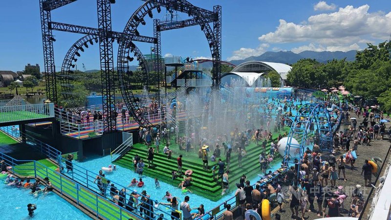 2024宜蘭國際童玩藝術節6日在冬山河親水公園登場，園區有多項新型水域遊戲設施，讓民眾在炎熱夏天玩水消暑。中央社記者沈如峰宜蘭縣攝  113年7月6日