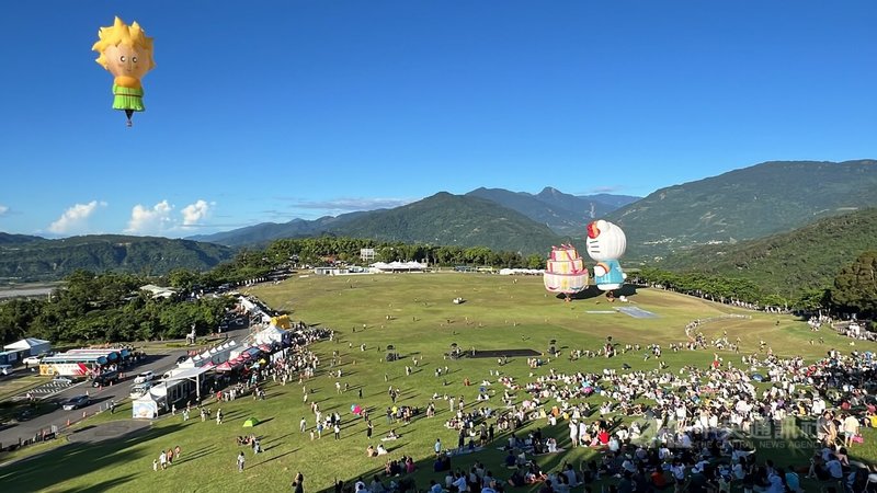 為期45天的「2024台灣國際熱氣球嘉年華」6日在台東鹿野高台登場，受今年4月花蓮強震影響，人潮比往年少了約3成。中央社記者盧太城台東攝  113年7月6日