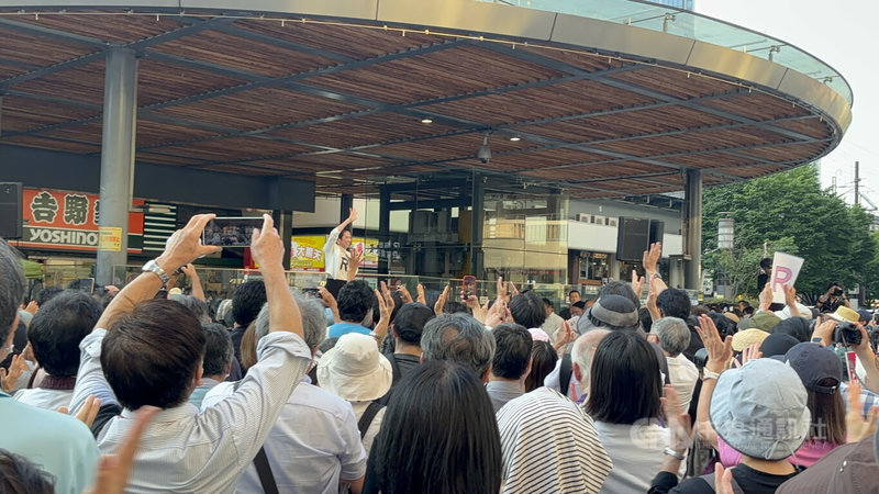 東京都知事選舉7月7日投開票，選戰進入倒數階段。候選人蓮舫5日下午在有樂町站前街頭演說，獲得支持群眾熱烈呼應。中央社記者戴雅真東京攝 113年7月6日