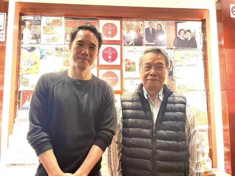 游朝凱(左)父子去年底舉家回台探親。這是游朝凱妻子、兒女第一次來台,自然而然透過旅遊、美食增加與台灣的連結。(新經典文化提供)