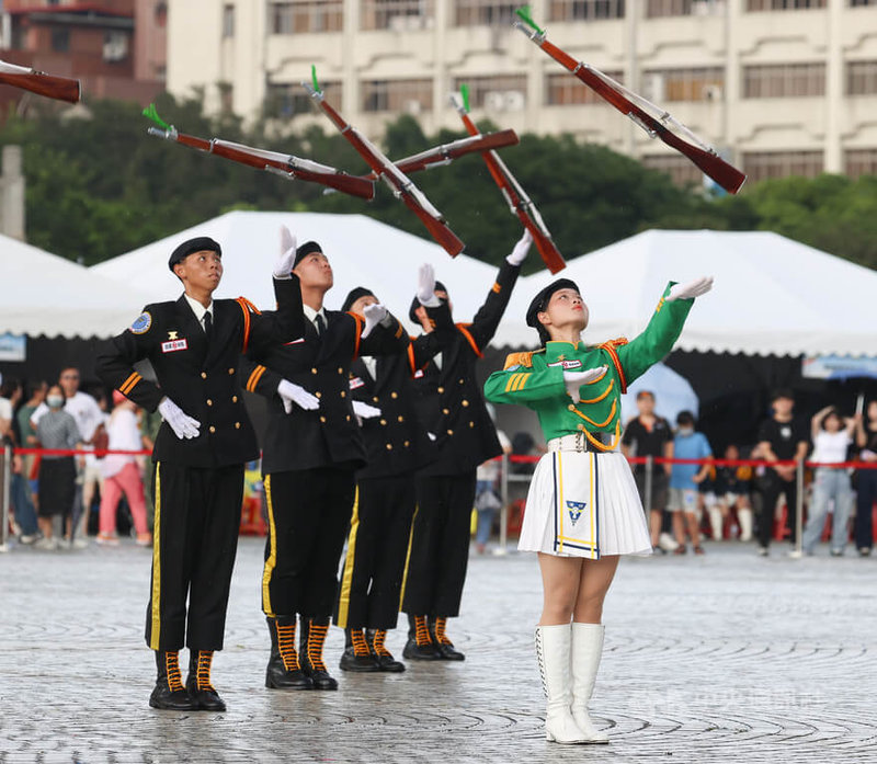 國防部第7屆全國高級中等學校儀隊競賽決賽6日下午在兩廳院藝文廣場舉行，參賽學校儀隊帶來精彩操搶動作及走位演出，展現平時訓練成果。中央社記者謝佳璋攝  113年7月6日