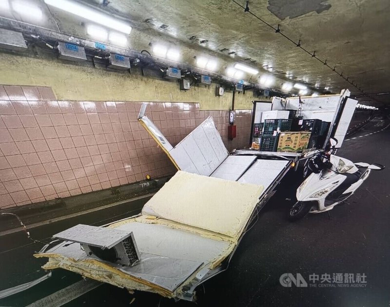 一輛小貨車6日行經台北市基隆路地下道時，因車頂碰撞入口限高桿導致車上裝載物品掉落，一旁機車騎士因而摔車、多處擦挫傷；詳細肇事原因仍待警方調查釐清。（翻攝畫面）中央社記者劉建邦傳真  113年7月6日