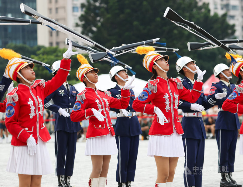 國防部第7屆全國高級中等學校儀隊競賽6日下午在國家兩廳院藝文廣場舉行決賽，新北市私立莊敬高職儀隊展現團隊默契，帶來精彩演出，成功拿下冠軍。中央社記者謝佳璋攝  113年7月6日