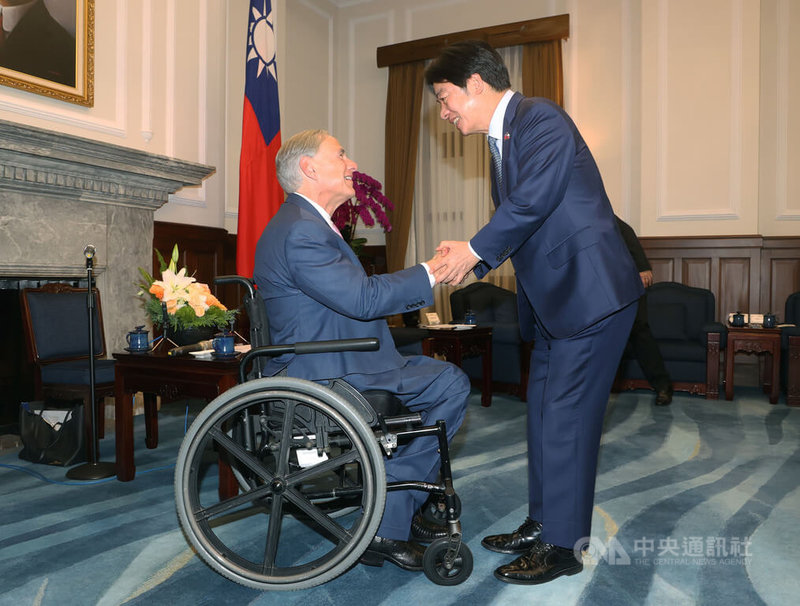 總統賴清德(右)7日上午在總統府接見美國德州州長艾波特(Greg Abbott)(左)經貿訪問團。賴總統表示,艾波特上任後首次訪問台灣,也展現台美共享民主價值的肯定。中央社記者郭日曉攝 113年7月7日