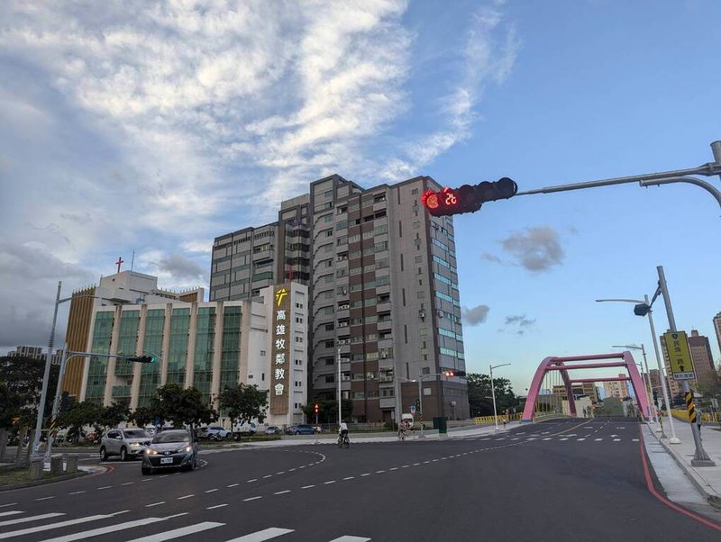 高雄市龍德新路東沿段至民族路4日開通，經觀察通車路況及號誌連鎖，高市府交通局6日調整尖、離峰為90秒及75秒，提高行車效率。（高雄市交通局提供）中央社記者蔡孟妤傳真  113年7月7日