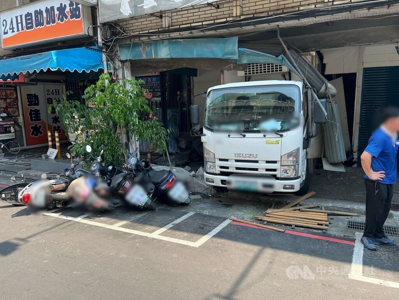 新北市新莊區雙鳳路與鳳山街口6日下午發生車禍，疑司機下貨時未拉緊手剎車，導致貨車一路倒退與多台汽機車擦撞後撞進民宅。（翻攝照片）中央社記者王鴻國傳真  113年7月7日