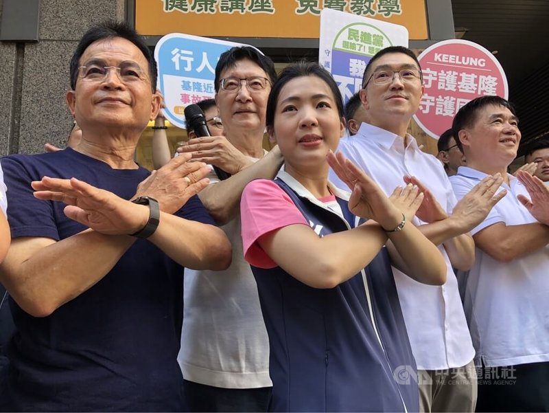 民團發起罷免基隆市長謝國樑（左4），「戰鬥藍」發起人趙少康（左2）7日到基隆市信義市場舉辦宣講，前台北市長郝龍斌（右）、國民黨立委徐巧芯（右3）、賴士葆（左）等人到場聲援，比出交叉手勢，反對罷免謝國樑。中央社記者王朝鈺攝 113年7月7日