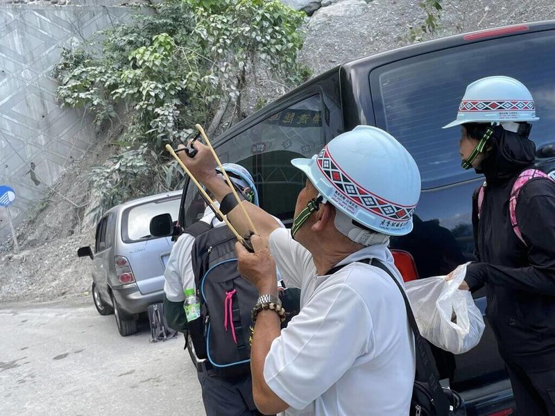 0403地震造成許多地區山林崩塌、土石裸露，如果沒有快速用原生物種覆蓋，可能會讓一些超級強勢外來種占領，慈濟大學2教授發起製作種籽球，率領志工們用彈弓將種籽球射到較遠、較高裸露岩壁土石中。（邱奕儒提供）中央社記者李先鳳傳真 113年7月7日