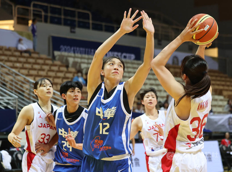 第43屆威廉瓊斯盃國際籃球邀請賽女子組賽程7日下午在新北新莊體育館進行,日本隊(白衣)積極進攻,地主台灣白(藍衣)球員奮力防守。中央社記者趙世勳攝 113年7月7日