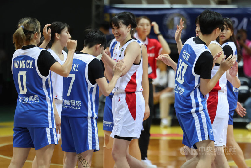 第43屆威廉瓊斯盃國際籃球邀請賽女子組賽程7日持續在新北新莊體育館進行,終場由日本隊(白衣)以94比42擊敗台灣白隊(藍衣),雙方球員在場中互相擊掌致意。中央社記者趙世勳攝 113年7月7日