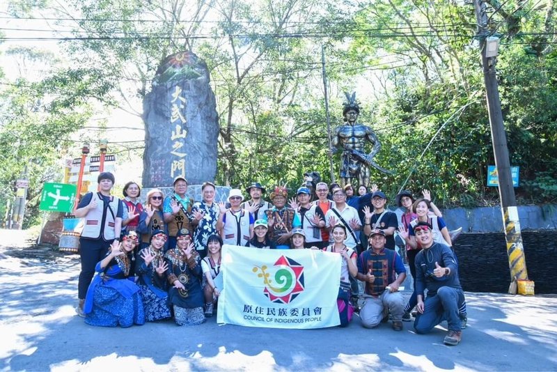 原住民族委員會首度組團走讀排灣族聖山北大武山，7日在屏東泰武鄉「大武山之門」舉行入山儀式，走讀過程將拍攝成紀錄短片，並剪輯為今年8月1日原住民日宣傳影片。 （原民會提供）中央社記者黃郁菁傳真  113年7月7日