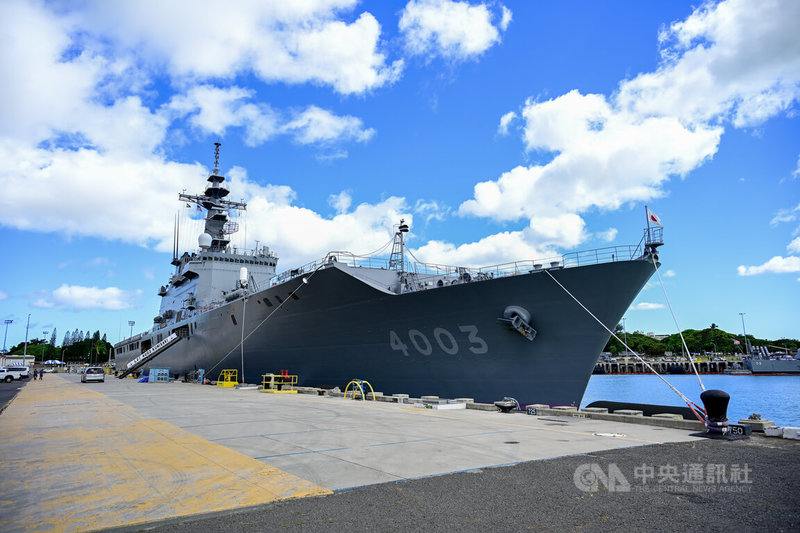 日本海上自衛隊的兩棲運輸艦國東號（JS Kunisaki）停靠珍珠港，參與環太平洋軍演（RIMPAC）。中央社特約記者Edward Bungubung檀香山攝 113年7月7日