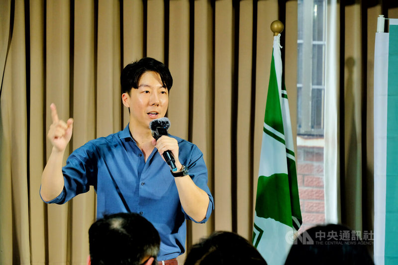海基會董事長鄭文燦疑涉犯貪污治罪條例遭桃園地院裁定新台幣500萬元交保,民進黨發言人吳崢(圖)7日在桃園中壢區出席「反濫權護民主座談會」表示,希望司法能夠儘速調查釐清,讓事件水落石出,讓大家了解真實的狀況是什麼。中央社記者吳睿騏桃園攝 113年7月7日