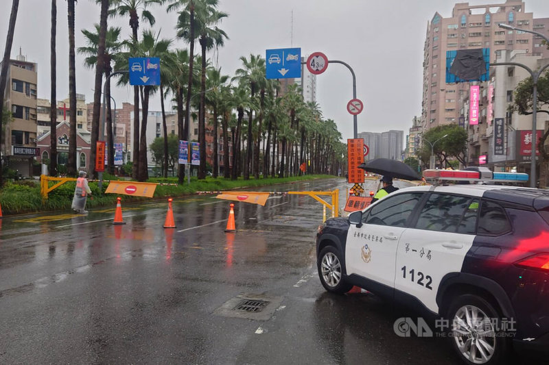 台南部分地區7日下午出現雷雨，仁德區與東區10分鐘雨量達14.5毫米，造成林森路大同地下道一度積水封閉，警方前往現場進行交通管制。中央社記者楊思瑞攝  113年7月7日