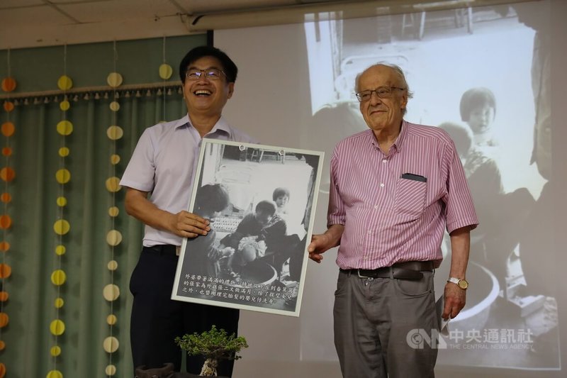 美籍人類學者孔邁隆（Myron Cohen）（右）60年前拿著相機到高雄美濃客家庄田野調查，今年從哥倫比亞大學榮退後，7日返回田野地演講，活動也安排孔邁隆與當年拍攝對象一同合影。中央社記者張已亷攝  113年7月7日