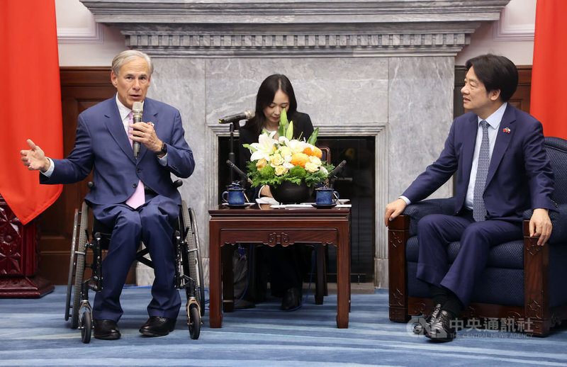 總統賴清德(右)7日上午在總統府接見美國德州州長艾波特(Greg Abbott)(左)經貿訪問團。艾波特表示,台灣在國際舞台上扮演非常重要的角色,除了貿易、商業、半導體科技、創新之外,更重要是台灣對於全球和平與民主做出的貢獻。中央社記者郭日曉攝 113年7月7日