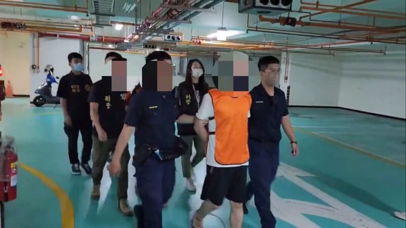 高雄鼓山區一處社區住宅發生衣櫃藏屍案，涉案陳男等3人遭警帶回偵辦。（高雄市警察局鼓山分局提供）中央社記者張已亷傳真 113年7月7日