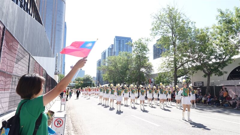 許多僑胞在加拿大卡加立牛仔節現場揮舞國旗，熱情地為臺北市立第一女子高級中學樂儀旗隊加油助陣。（北一女樂儀旗隊提供）中央社記者程愛芬溫哥華傳真 113年7月7日